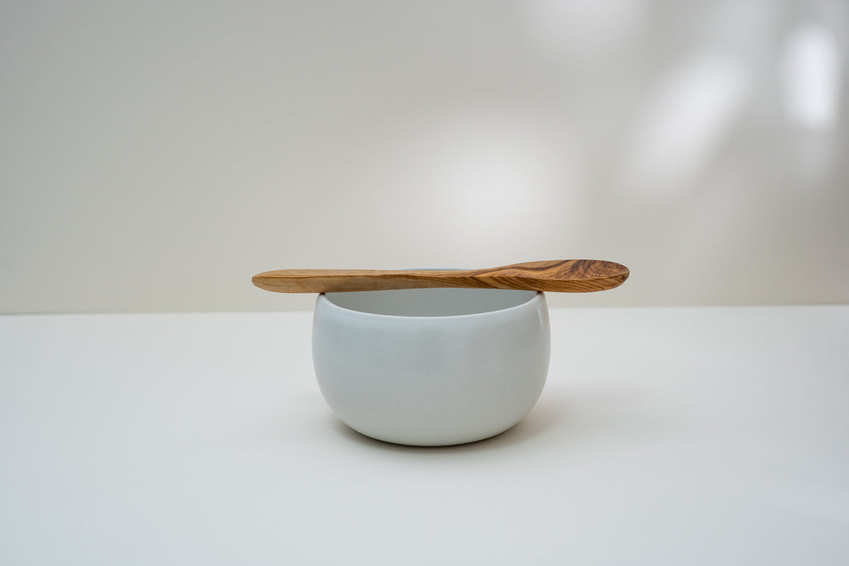 Bol de granola avec cuillère