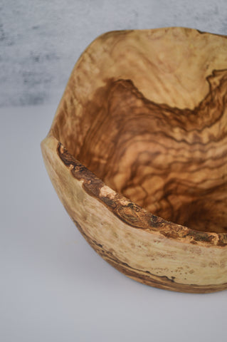 Rustic Olive Wood Salad Bowl: Large and Luxurious